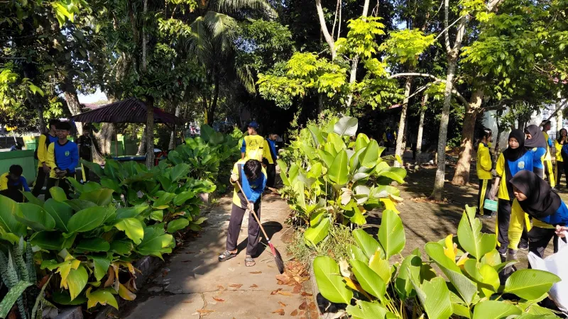 Kegiatan Kerja Bakti Lingkungan Sekolah