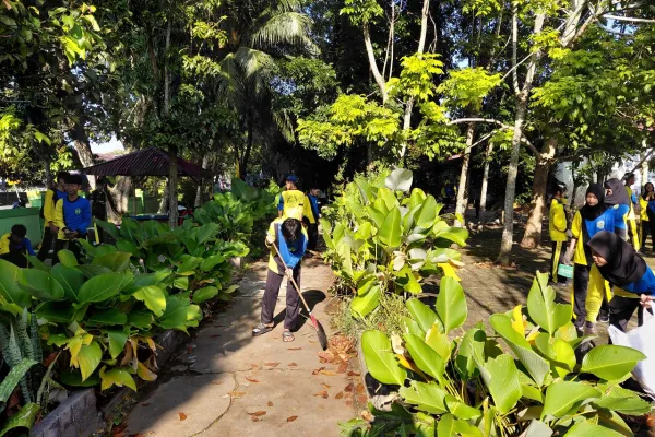 Kegiatan Kerja Bakti di Lingkungan Sekolah
